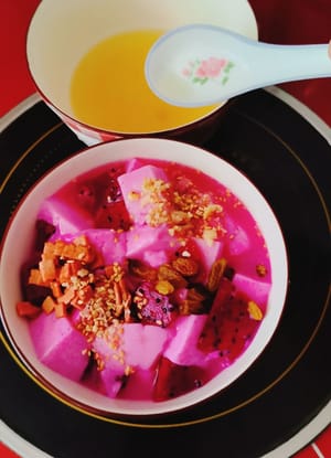 分量裝在碗裡，淋上蜂蜜水，家裡冇蜂蜜，紅糖水也行，撒上花生碎，熟芝麻 ，葡萄乾，山楂碎。
