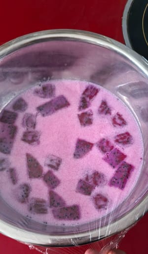 Attendez que le lait double peau préparé refroidisse et prenne forme, couvrez d'une pellicule plastique et mettez au réfrigérateur pour le garder frais pendant une ou deux heures.