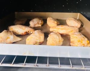 Masukkan sayap ayam langsung ke lapisan tengah oven atau air fryer! Saya malas dan tidak memanaskannya terlebih dahulu. Saya memanggangnya pada suhu 180 derajat selama 20 menit, membaliknya, dan memanggangnya lagi selama 15 menit (jangan tanya saya mengapa saya melewatkan langkah pemanasan awal, saya hanya ingin bersikap santai!).
~~ Setiap oven memiliki