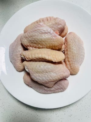 Cuci sayap ayam dan tiriskan.