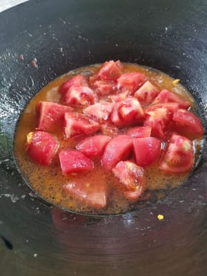 搅拌西红柿并加入200毫升水。