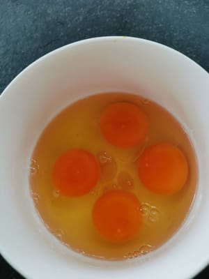 将鸡蛋打入碗中