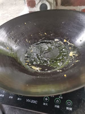 准备一个煎锅，放一点油，用于番茄酱菜单