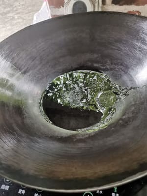 准备一个煎锅，倒入油，等待油热