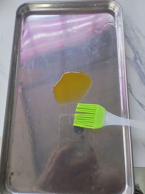 spennellare la padella con l'olio da cucina.