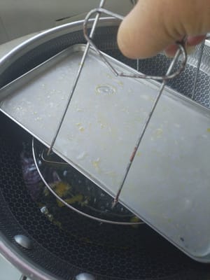 aprire il coperchio ed estrarre il contenitore.