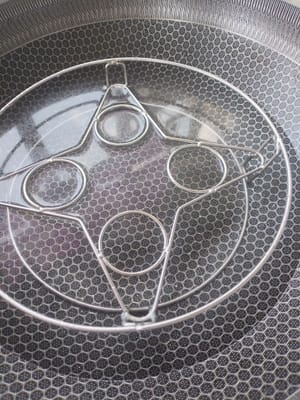 mettere l'acqua in una pentola, posizionare la vaporiera, coprire con il coperchio e portare l'acqua a ebollizione.