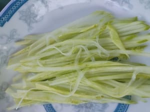 Tagliare il cetriolo a striscioline e metterlo da parte.