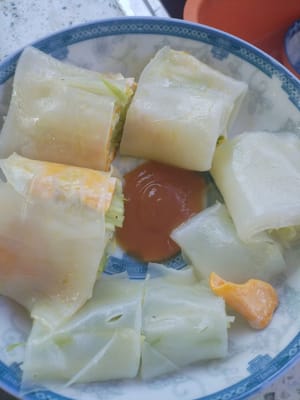 Disporre la salsa di pomodoro al centro del piatto.