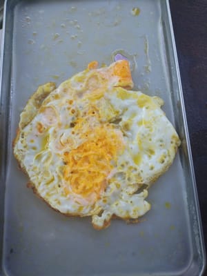 Mettere prima le uova fritte sul piatto.