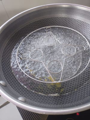 Cuocere a vapore in una pentola di acqua bollente per 5 secondi.