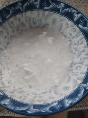 Versare in una ciotola e aggiungere 80 grammi di acqua.