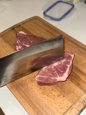 칼 뒷면을 사용하여 돼지 고기 어깨를 편평하게 만드는 것으로 시작하십시오.