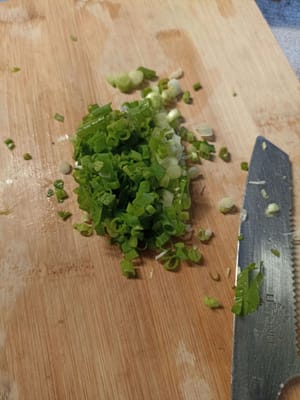 Potong daun bawang dan daun sledri
