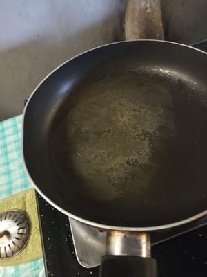 Tambahkan minyak untuk menggoreng