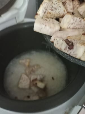 Dopo aver posizionato il taro giallo sopra il riso,