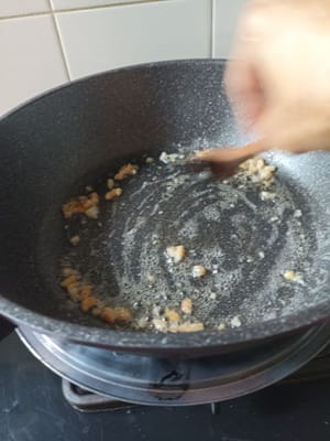 soffriggere fino a formare la schiuma