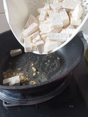 Aggiungere il taro tagliato