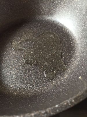 aggiungere l'olio nella padella