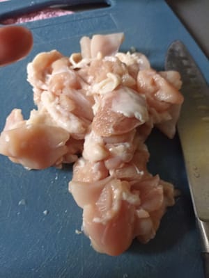 Tagliate il pollo a pezzi, secondo il vostro gusto.