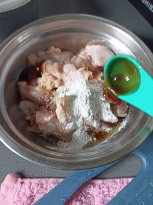 Mettere i pezzi di pollo in una ciotola e aggiungere tutte le spezie 1/4 cucchiaino di pepe in polvere 1/2 cucchiaino di sale 1 cucchiaino di olio di sesamo 1/2 cucchiaio di salsa di ostriche 1 cucchiaio di farina di patate dolci quindi mescolare bene