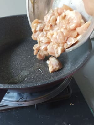 Aggiungere i pezzi di pollo
