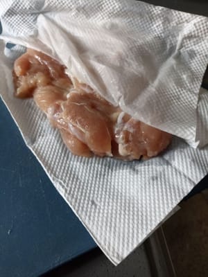 Lavare e asciugare la carne di pollo