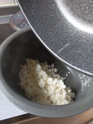 mettere il riso saltato nella cuociriso.