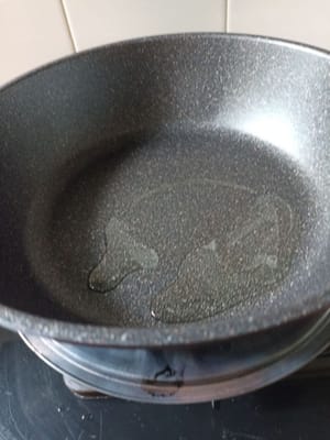 Scaldare una padella e aggiungere 1 cucchiaio di olio