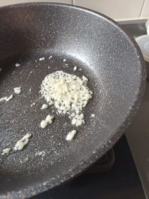 Aggiungere l'aglio tritato