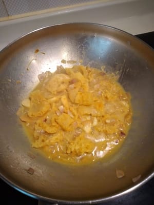 Añade la sepia previamente cocida y las albóndigas de pescado fritas y continúa cocinando durante unos 5 minutos para que suelten el sabor.
