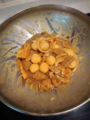 Pruébalo. Sazonado con salsa de ostras, un poco de azúcar y una pizca de sal. Vierte una mezcla pastosa para obtener una textura brillante.