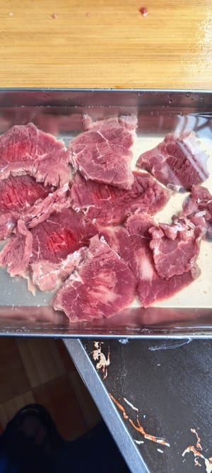 Tapotez la viande avec le dos d'un couteau pour faciliter l'absorption des saveurs. Pour attendrir le steak, faites-le tremper dans de l'eau claire avec une quantité appropriée de sel et 8 à 10 ml de vin blanc pendant 10 minutes, puis rincez-le plusieurs fois à l'eau claire et retirez-le.