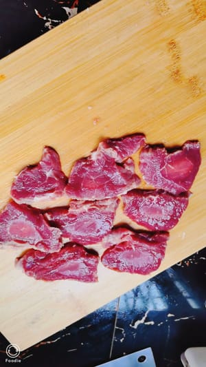 Coupez d'abord le bœuf en tranches