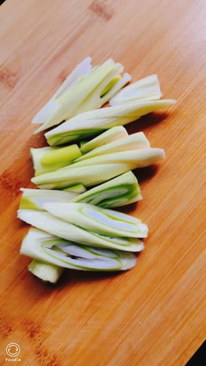 Couper l'oignon vert en petits morceaux