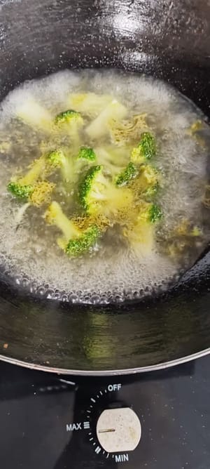 Faire bouillir de l'eau, ajouter un peu d'huile et une demi-cuillère à café de sel, blanchir le brocoli haché pendant une minute et réserver.