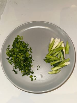 切成短莖，分別切碎