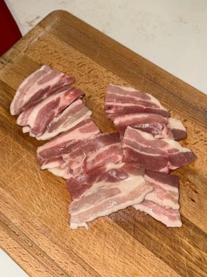 將五花肉切成兩半（一口大小）
