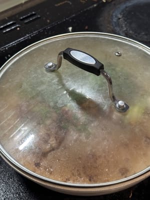 蓋上蓋子，小火加熱 5 分鐘，讓所有食材充分混合