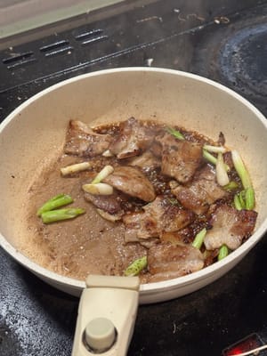 倒入醬汁，轉小火。加入切碎的蔥花