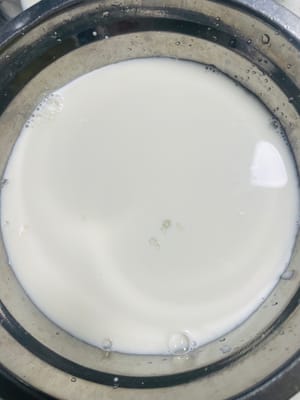 Pour 300g of milk and 50g of whipping cream into the egg white and sugar solution, stirring slowly while pouring to allow the three to fully blend.