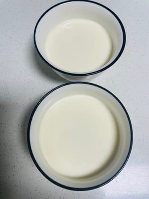 Slowly pour the sieved milk into the prepared steaming bowl (you can divide it into 2-3 bowls according to your preference), and try to pour it as steadily as possible to reduce the generation of bubbles. Then, take the plastic wrap and cover the bowl tightly, and use a toothpick to poke 5-6 small holes in the plastic wrap to facilitate the circulation of steam.