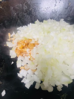 炒制增香：锅中加入一勺食用油，开中小火，放入沥干水分的虾米、瑶柱，翻炒出浓郁香气，再倒入冬瓜碎，继续翻炒数分钟。