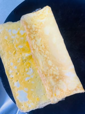 蛋皮制作：鸡蛋打入碗中搅成蛋液，倒入平底锅摊成薄蛋皮，取出后切成条状，备用。