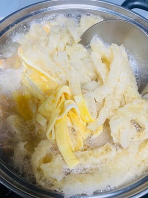 煮汤入味：向锅中加入泡虾米及瑶柱的水，如不够可加适量开水（高汤更佳），炖煮约10分钟，使冬瓜熟透入味，随后放入蛋皮条、猪浮皮条，继续煮5分钟，让食材充分融合，最后加入盐调味。