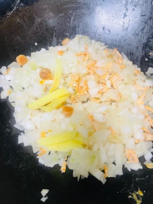 炒制增香：锅中加入一勺食用油，开中小火，放入沥干水分的虾米、瑶柱，翻炒出浓郁香气，再倒入冬瓜碎，继续翻炒数分钟。