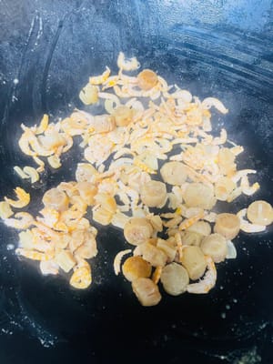 炒制增香：锅中加入一勺食用油，开中小火，放入沥干水分的虾米、瑶柱，翻炒出浓郁香气，再倒入冬瓜碎，继续翻炒数分钟。