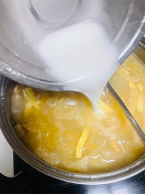 J'aime les saveurs légères, donc je prépare un bol à l'avance. Pour une texture plus épaisse, prenez 30 grammes de fécule de châtaigne d'eau, mélangez-la avec une quantité d'eau appropriée et versez-la dans la soupe. Portez à ébullition et remuez jusqu'à ce que la soupe soit épaisse.