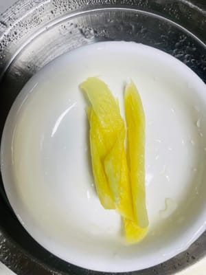冬瓜处理：将冬瓜切成细碎的颗粒状，确保大小均匀，为煮汤做好准备。