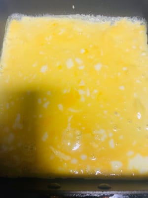 蛋皮制作：鸡蛋打入碗中搅成蛋液，倒入平底锅摊成薄蛋皮，取出后切成条状，备用。